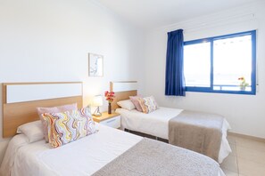 2 quartos, berços grátis, roupa de cama