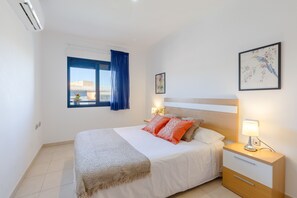 2 bedrooms, free cribs/infant beds, bed sheets - Alicante Hills Penthouse View (Alicante)