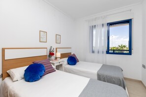 2 bedrooms, free cots/infant beds, bed sheets - Alicante Hills Views (Alicante)