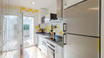 Microwave, dishwasher, coffee/tea maker, cookware/dishes/utensils