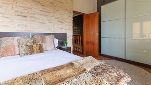 3 chambres, lits bébé (gratuits), draps fournis