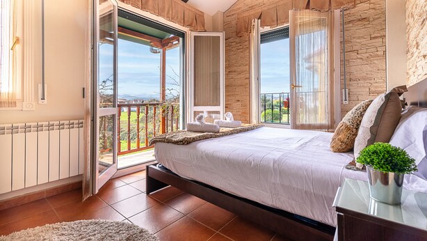 3 chambres, lits bébé (gratuits), draps fournis
