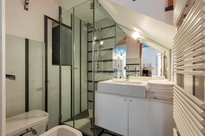 House, 2 Bedrooms, Smoking, Balcony | Bathroom