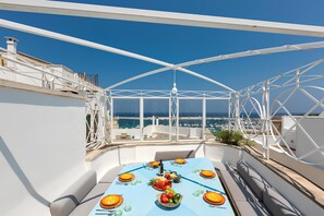 House, 2 Bedrooms, Smoking, Balcony | Outdoor dining