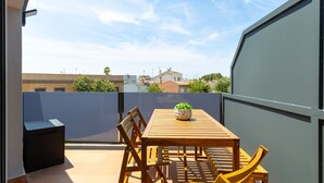 Outdoor dining - Garbi - Aparthotel with Swimming Pool (Vilassar de Mar)