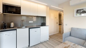 Wasserkocher mit Kaffee-/Teezubehör, Kühlschrank, Mikrowelle