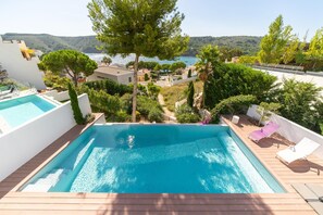 Villa | Piscina | Una piscina cubierta, una piscina al aire libre