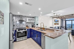 Réfrigérateur, micro-ondes, plaque de cuisson, lave-vaisselle