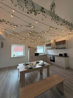 冷蔵庫、電子レンジ、オーブン、コンロ