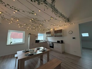 冷蔵庫、電子レンジ、オーブン、コンロ