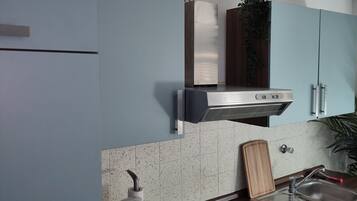 Mikrowelle, Ofen, Herdplatte, Wasserkocher mit Kaffee-/Teezubehör