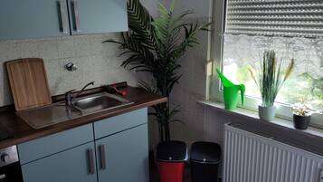 Mikrowelle, Ofen, Herdplatte, Wasserkocher mit Kaffee-/Teezubehör