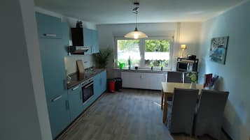 Mikrowelle, Ofen, Herdplatte, Wasserkocher mit Kaffee-/Teezubehör