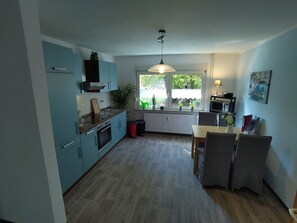 Mikrowelle, Ofen, Herdplatte, Wasserkocher mit Kaffee-/Teezubehör