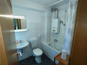 Sèche-cheveux, serviettes fournies, savon, papier toilette