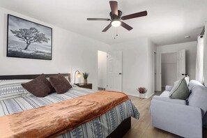 4 slaapkamers, een strijkplank/strijkijzer, reisbedje, wifi