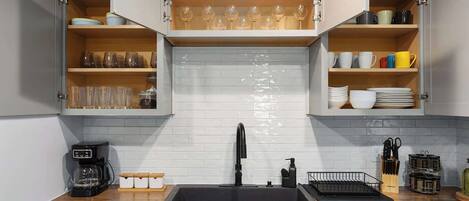 Køleskab, mikrobølgeovn, ovn, kogeplade