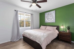 4 chambres, fer et planche à repasser, lit de bébé portatif, Wi-Fi