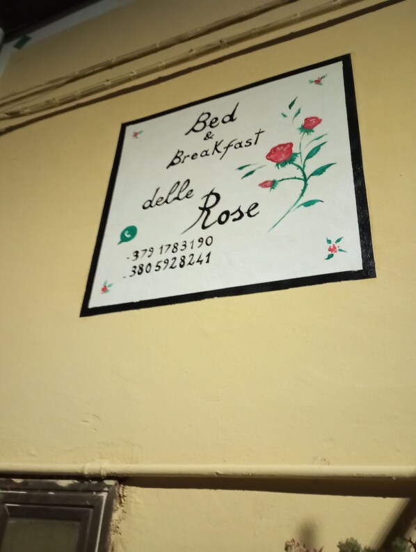 A wall sign for 'Bed & Breakfast' with the name 'delle Rose' and two phone numbers. - B&b delle Rose (Maschito)