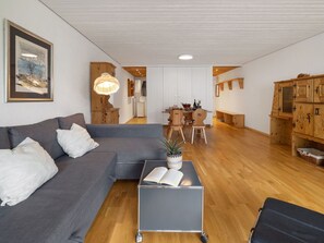 TV - Cosy apartment for 4 guests with WIFI, pool, TV and balcony (Davos)