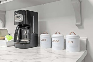 Coffee and/or coffee maker - Modern unit near Expo Center and Churchill Downs (Louisville)