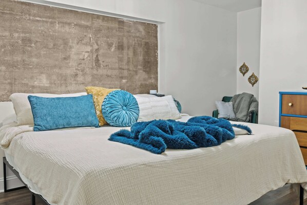 2 bedrooms, iron/ironing board, WiFi, bed sheets - Modern unit near Expo Center and Churchill Downs (Louisville)