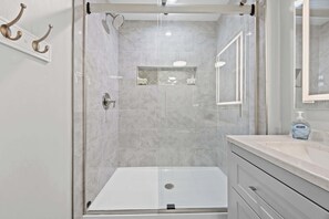 Dusche, Haartrockner, Handtücher, Shampoo