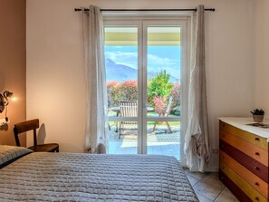 2 bedrooms, travel crib, free WiFi