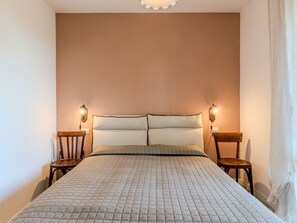 2 bedrooms, travel cot, free WiFi