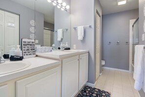 Regadera, secadora de cabello, toallas