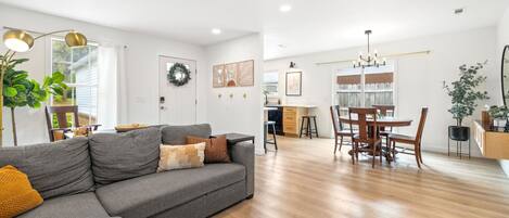 Una televisión, libros, una oficina