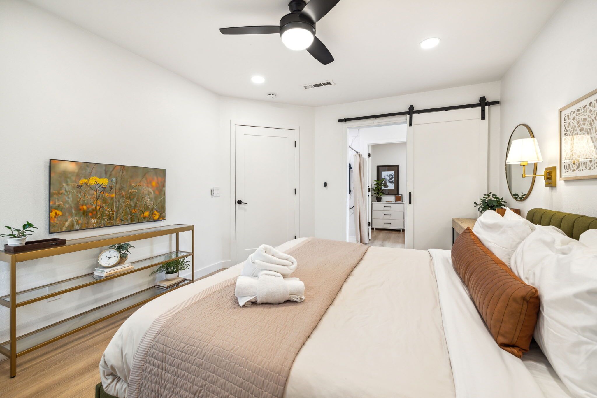 2 habitaciones, tabla de planchar con plancha, cuna de viaje y wifi 