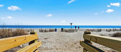 På stranden
