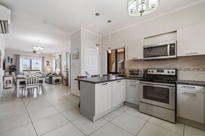 Fridge, microwave, oven, stovetop - 2 BR Apt|Private Pool|BBQ|3 Min To Arashi Beach (Noord)