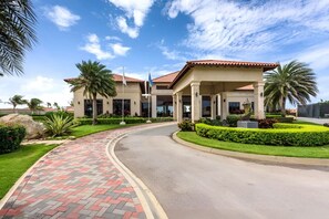 Property grounds - 2 BR Apt|Private Pool|BBQ|3 Min To Arashi Beach (Noord)