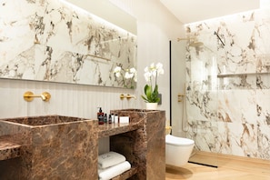 Legacy Deluxe Suite | Badkamer | Een douche, een regendouche, milieuvriendelijke toiletartikelen