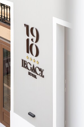 Front of property - 1910 Legacy Hotel (Volos)