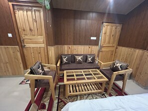 Deluxe Double or Twin Room | In-room dining