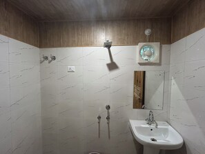 Deluxe Double or Twin Room | Bathroom