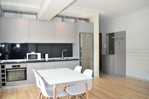 Fridge, microwave, oven, stovetop - Apartment in Durres Beach 074 (Durres)