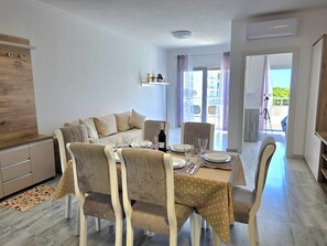 Dining - Holiday Apartment in Golem 070 (Durres)