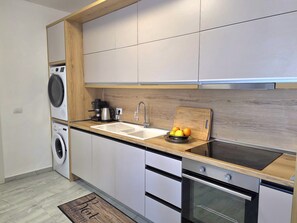 Fridge, oven, stovetop, dishwasher - Holiday Apartment in Golem 070 (Durres)