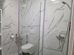 Douche, bidet, serviettes fournies