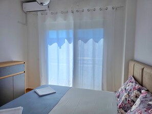 Een strijkplank/strijkijzer, gratis wifi, beddengoed