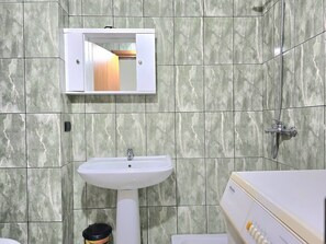 Shower, hair dryer, bidet, towels - Sunny Stay Apartment Durres 080 (Durres)