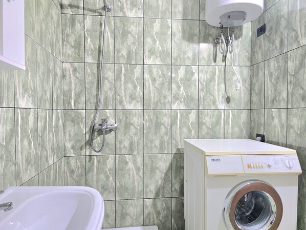 Dusche, Haartrockner, Bidet, Handtücher