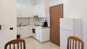 Wasserkocher mit Kaffee-/Teezubehör, Kühlschrank, Ofen