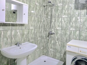 Dusche, Haartrockner, Bidet, Handtücher