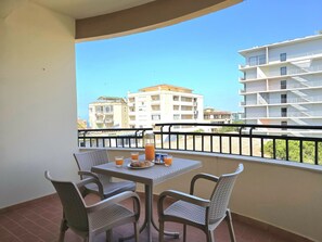 Outdoor dining - Sunny Stay Apartment Durres 080 (Durres)