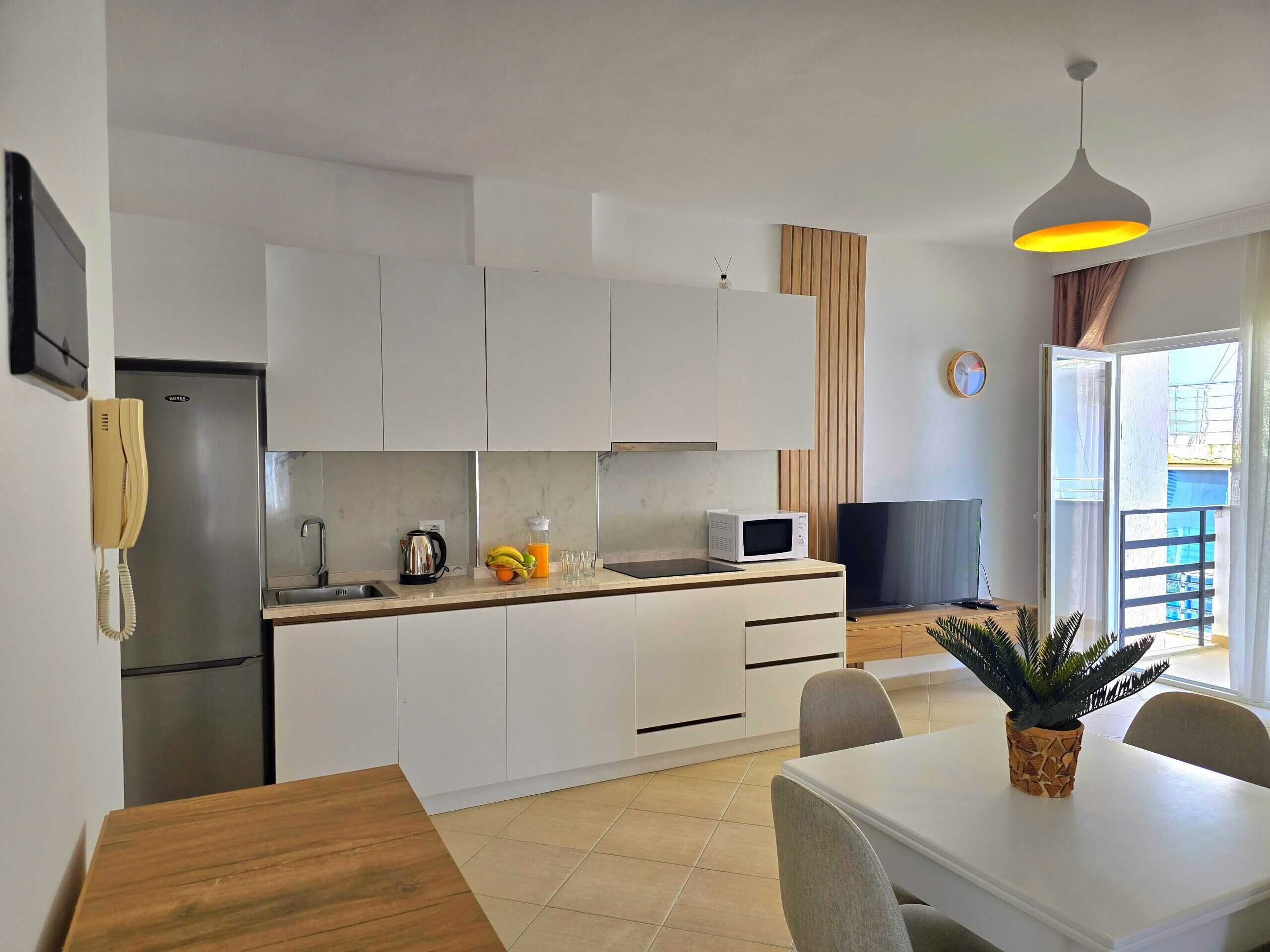 Kühlschrank, Mikrowelle, Herdplatte, Kochgeschirr/Geschirr/Besteck